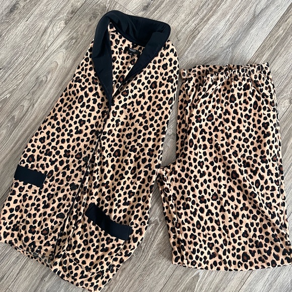 The SOFTEST pajamas! Leopard cheetah PJ set - Picture 1 of 3